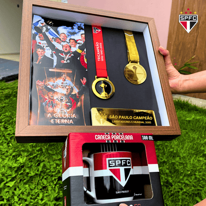 Exclusivo: Quadro de Medalhas Tricolor Paulista Soberano Multicampeão 2005 Libertadores e Mundial Moldura de Madeira 33x33cm + *BRINDE 1x Caneca* - EDIÇÃO LIMITADA
