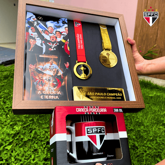 Exclusivo: Quadro de Medalhas Tricolor Paulista Soberano Multicampeão 2005 Libertadores e Mundial Moldura de Madeira 33x33cm + *BRINDE 1x Caneca* - EDIÇÃO LIMITADA
