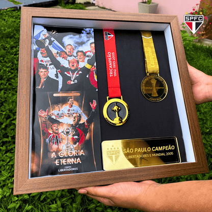 Exclusivo: Quadro de Medalhas Tricolor Paulista Soberano Multicampeão 2005 Libertadores e Mundial Moldura de Madeira 33x33cm + *BRINDE 1x Caneca* - EDIÇÃO LIMITADA