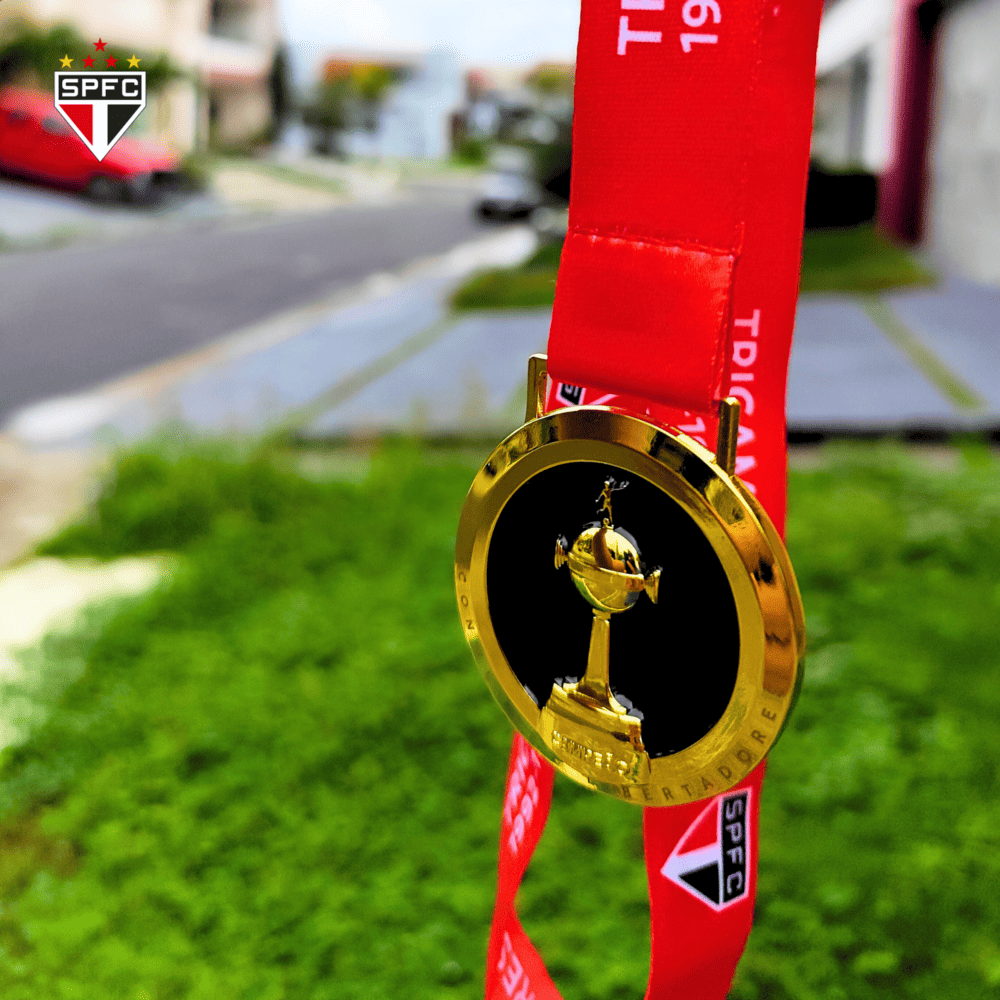 Exclusivo: Quadro de Medalhas Tricolor Paulista Soberano Multicampeão 2005 Libertadores e Mundial Moldura de Madeira 33x33cm + *BRINDE 1x Caneca* - EDIÇÃO LIMITADA