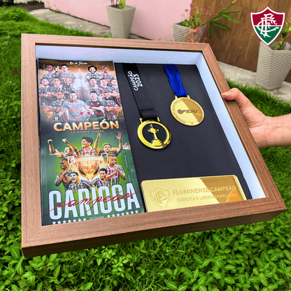 Exclusivo: Quadro de Medalhas Fluzão Multicampeão 2023 Libertadores e Carioca Moldura de Madeira 33x33cm + *BRINDE 1x Caneca* - EDIÇÃO LIMITADA
