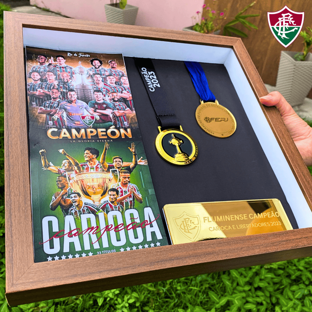 Exclusivo: Quadro de Medalhas Fluzão Multicampeão 2023 Libertadores e Carioca Moldura de Madeira 33x33cm + *BRINDE 1x Caneca* - EDIÇÃO LIMITADA