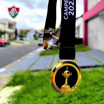 Exclusivo: Quadro de Medalhas Fluzão Multicampeão 2023 Libertadores e Carioca Moldura de Madeira 33x33cm + *BRINDE 1x Caneca* - EDIÇÃO LIMITADA